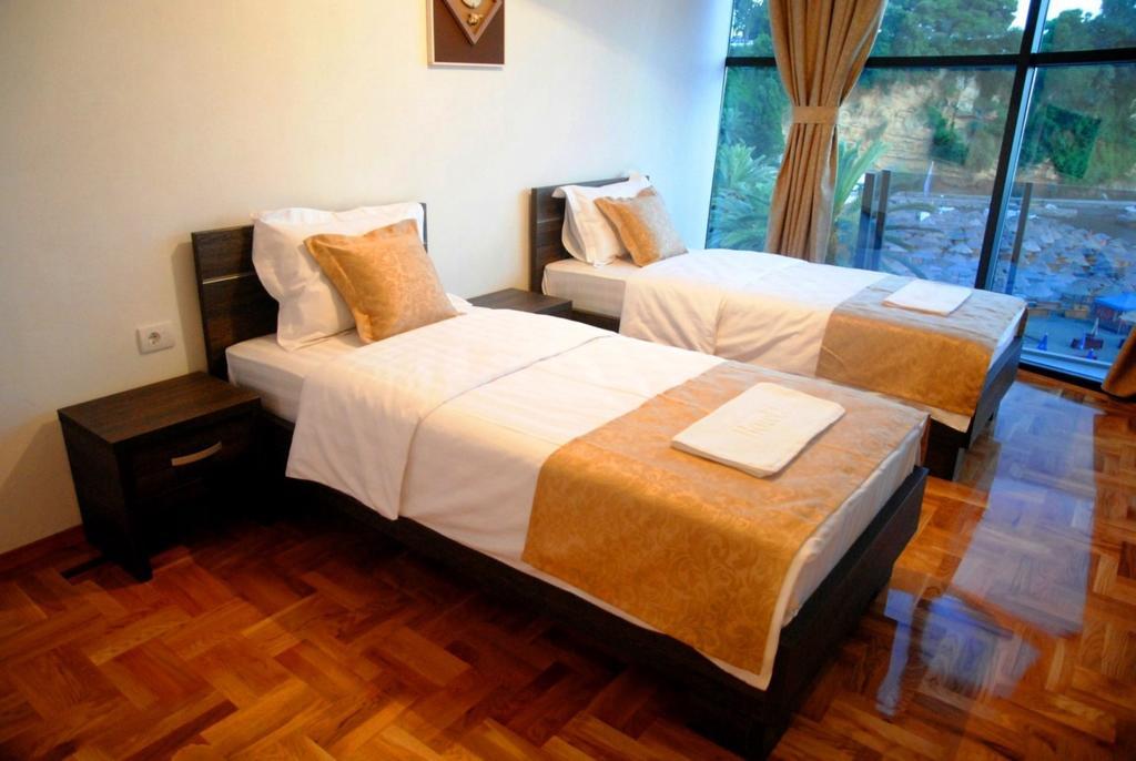Hotel Cruiser Ulcinj Bagian luar foto