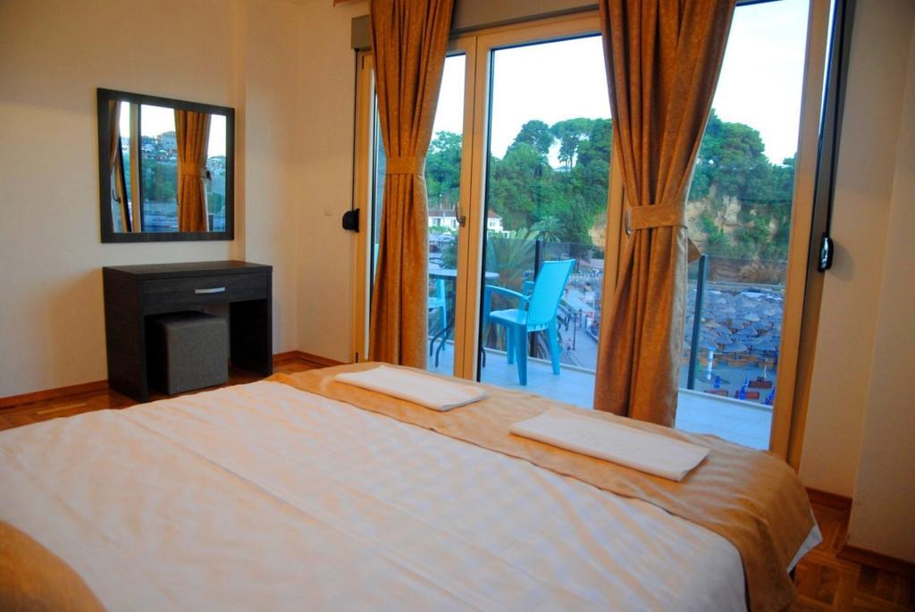 Hotel Cruiser Ulcinj Bagian luar foto
