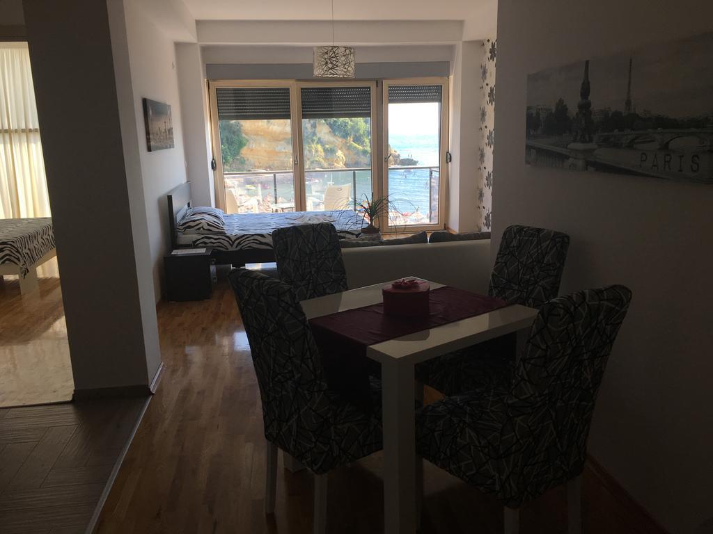 Hotel Cruiser Ulcinj Bagian luar foto