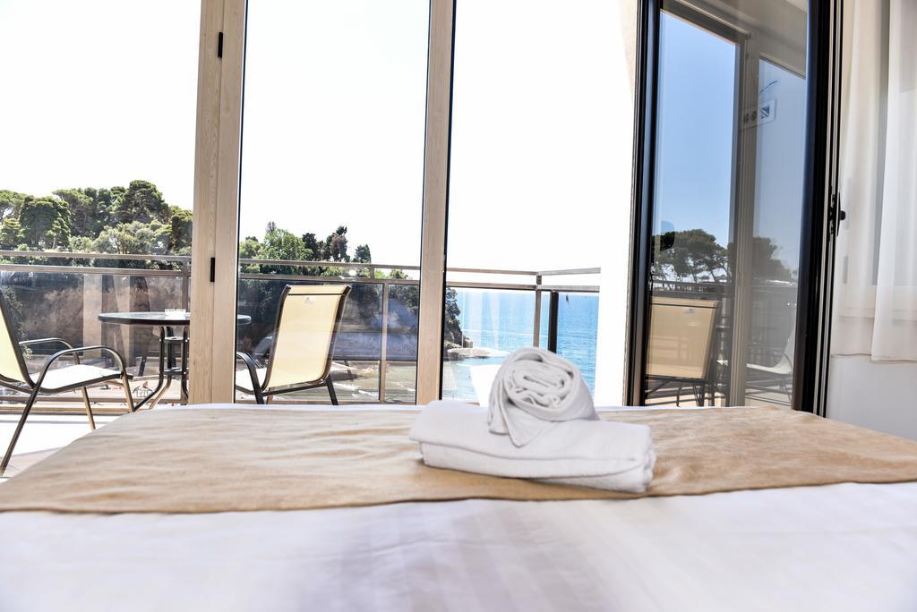 Hotel Cruiser Ulcinj Bagian luar foto