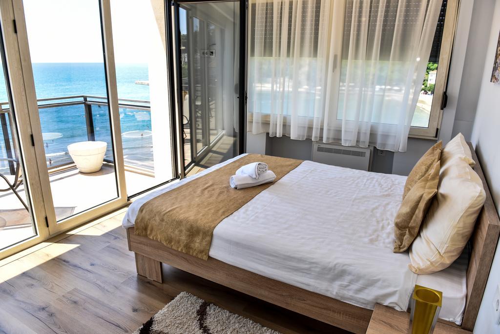 Hotel Cruiser Ulcinj Bagian luar foto