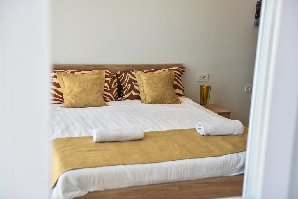 Hotel Cruiser Ulcinj Bagian luar foto