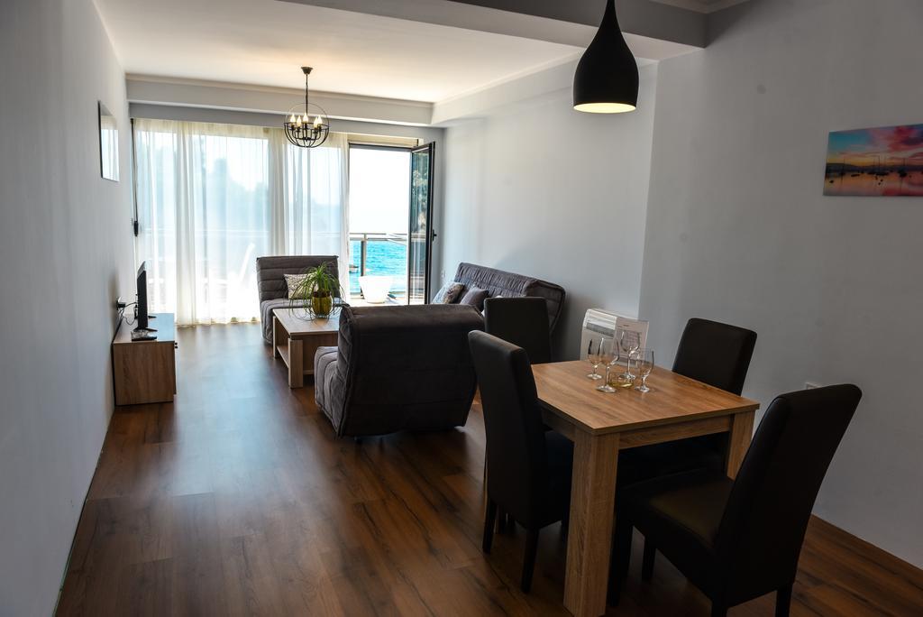 Hotel Cruiser Ulcinj Bagian luar foto